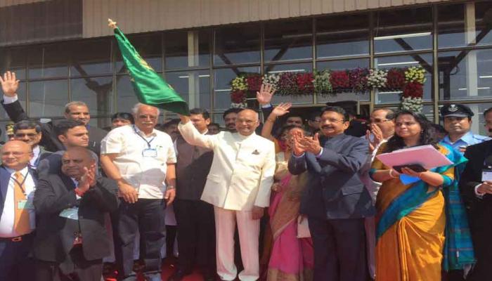 राष्ट्रपति ने शिरडी एयरपोर्ट का उद्घाटन किया, मुंबई की उड़ान को हरी झंडी दिखाई राष्ट्रपति ने शिरडी एयरपोर्ट का उद्घाटन किया, मुंबई की उड़ान को हरी झंडी दिखाई