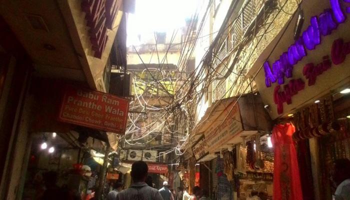 हर जगह बिजली के तार होने से चांदनी चौक ‘टाइम बम’ की तरह : HC हर जगह बिजली के तार होने से चांदनी चौक ‘टाइम बम’ की तरह : HC