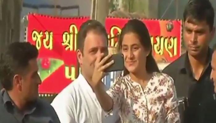VIDEO: रोड शो में लड़की झट से गाड़ी पर चढ़ी, राहुल गांधी को बुके दिया और सेल्फी लेकर चली गई... VIDEO: रोड शो में लड़की झट से गाड़ी पर चढ़ी, राहुल गांधी को बुके दिया और सेल्फी लेकर चली गई...