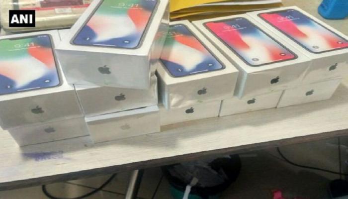 मुंबई एयरपोर्ट पर 10,57,388 रुपये के iPhone X के साथ एक शख्स गिरफ्तार मुंबई एयरपोर्ट पर 10,57,388 रुपये के iPhone X के साथ एक शख्स गिरफ्तार