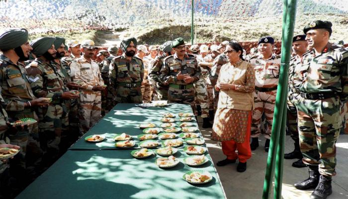 रक्षा मंत्री ने अरुणाचल में सेना की अग्रिम चौकियों का दौरा किया रक्षा मंत्री ने अरुणाचल में सेना की अग्रिम चौकियों का दौरा किया