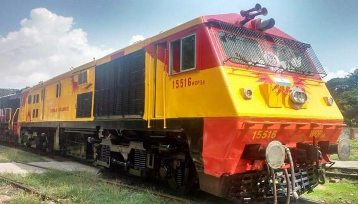 लोको पायलट के बिना 13 Km दौड़ा इंजन, रेलकर्मी ने फिल्मी स्टाइल में बाइक से पीछा कर रोका लोको पायलट के बिना 13 Km दौड़ा इंजन, रेलकर्मी ने फिल्मी स्टाइल में बाइक से पीछा कर रोका