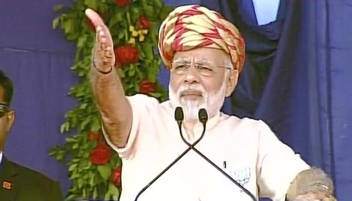 गुजरात चुनावः पीएम मोदी बोले, 'जो मुंह में सोने की चम्मच लेकर पैदा हुआ, वो पसीने की कीमत क्या जाने?' गुजरात चुनावः पीएम मोदी बोले, 'जो मुंह में सोने की चम्मच लेकर पैदा हुआ, वो पसीने की कीमत क्या जाने?'
