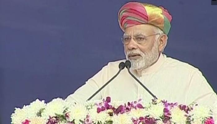 भावनगर में बोले PM मोदी, नोटबंदी का रोना-रोने वाली कांग्रेस को देश की जनता ने जवाब दे दिया है भावनगर में बोले PM मोदी, नोटबंदी का रोना-रोने वाली कांग्रेस को देश की जनता ने जवाब दे दिया है