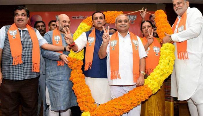 गुजरात: विजय रुपाणी के शपथ ग्रहण से पहले कार्यक्रम स्थल पर मजदूर की मौत, 2 की हालत गंभीर गुजरात: विजय रुपाणी के शपथ ग्रहण से पहले कार्यक्रम स्थल पर मजदूर की मौत, 2 की हालत गंभीर