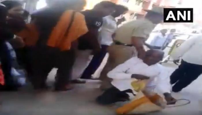 VIDEO: मंदिर के अंदर थी पूर्व पीएम की फैमिली, पुलिसवाले ने बुजुर्ग को घसीटकर बाहर निकाला VIDEO: मंदिर के अंदर थी पूर्व पीएम की फैमिली, पुलिसवाले ने बुजुर्ग को घसीटकर बाहर निकाला
