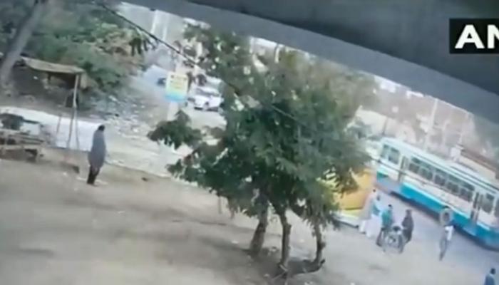 VIDEO : गुरुग्राम में इस तरह 'पद्मावत' के विरोध में रोडवेज बस बनी थी निशाना VIDEO : गुरुग्राम में इस तरह 'पद्मावत' के विरोध में रोडवेज बस बनी थी निशाना