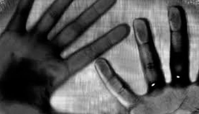 आंध्र प्रदेश : मां के पास सोया था बेटा, पिता ने प्रेमी समझकर चला दी कुल्हाड़ी आंध्र प्रदेश : मां के पास सोया था बेटा, पिता ने प्रेमी समझकर चला दी कुल्हाड़ी