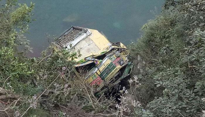 प. बंगाल: नहर में बस गिरने से 2 लोगों की मौत, ममता ने किया 5 लाख के मुआवजे का ऐलान प. बंगाल: नहर में बस गिरने से 2 लोगों की मौत, ममता ने किया 5 लाख के मुआवजे का ऐलान