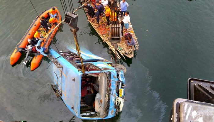 पश्चिम बंगाल: मुर्शिदाबाद में भीषण हादसा, पुल की रेलिंग तोड़ नहर में गिरी बस; 36 की मौत पश्चिम बंगाल: मुर्शिदाबाद में भीषण हादसा, पुल की रेलिंग तोड़ नहर में गिरी बस; 36 की मौत