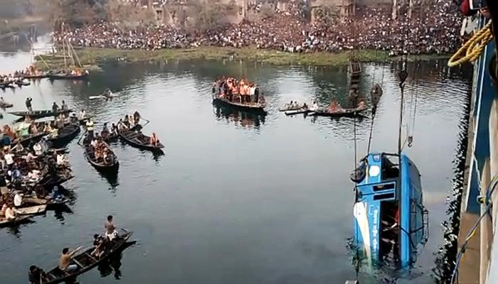 पश्चिम बंगाल: मुर्शिदाबाद बस हादसे में मरने वालों की संख्या बढ़कर 38 हुई पश्चिम बंगाल: मुर्शिदाबाद बस हादसे में मरने वालों की संख्या बढ़कर 38 हुई