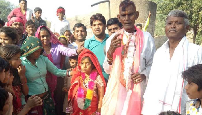 बेटे की चाहत में 83 साल के बुजुर्ग ने रचाई 53 साल छोटी महिला से शादी, बारात में जमकर नाचे दामाद बेटे की चाहत में 83 साल के बुजुर्ग ने रचाई 53 साल छोटी महिला से शादी, बारात में जमकर नाचे दामाद