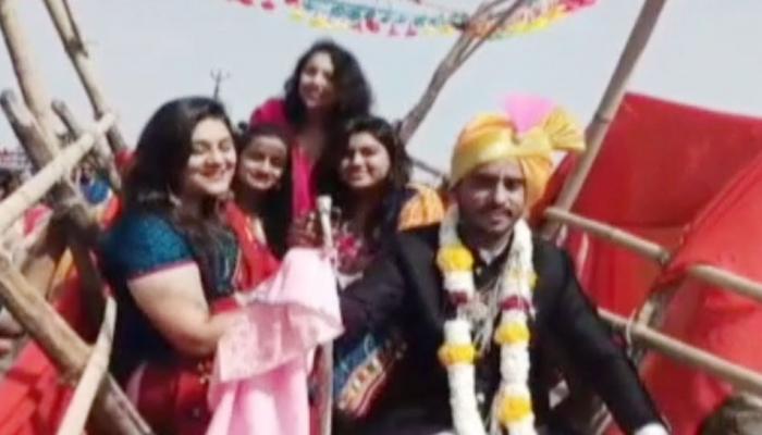 राजस्थान में निकली अनोखी बारात, दूल्हे के घरवालों के फैसले से चौंक गए लोग राजस्थान में निकली अनोखी बारात, दूल्हे के घरवालों के फैसले से चौंक गए लोग