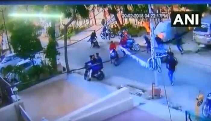 VIDEO : लुधियाना में दो गुटों में चली सरेआम गोलियां, CCTV में वारदात हुई कैद VIDEO : लुधियाना में दो गुटों में चली सरेआम गोलियां, CCTV में वारदात हुई कैद