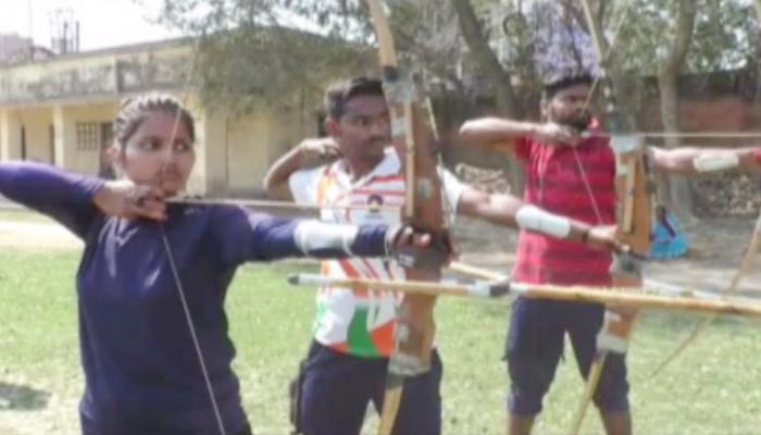 'दबंग गर्ल' की तरह गांव से निकलीं दो बेटियां... तीरंदाजी में बेटों को रही हैं पछाड़ 'दबंग गर्ल' की तरह गांव से निकलीं दो बेटियां... तीरंदाजी में बेटों को रही हैं पछाड़