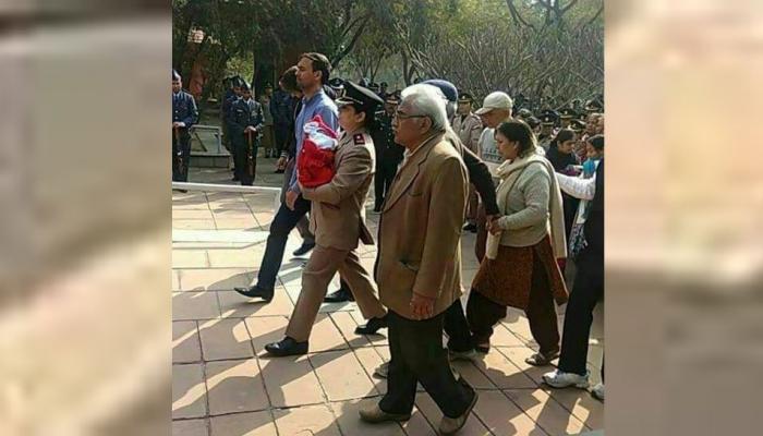 पति के अंतिम संस्कार में अपनी 5 दिन की बेटी के साथ पहुंचीं मेजर कुमुद, सबने किया सलाम पति के अंतिम संस्कार में अपनी 5 दिन की बेटी के साथ पहुंचीं मेजर कुमुद, सबने किया सलाम