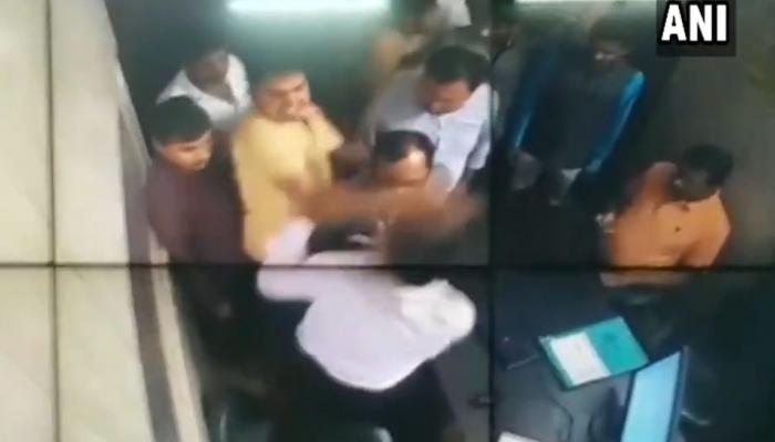 VIDEO: बीजेपी नेता के बेटे की गुंडागर्दी, टोल टैक्स मांगने पर टोलकर्मी को पीटा VIDEO: बीजेपी नेता के बेटे की गुंडागर्दी, टोल टैक्स मांगने पर टोलकर्मी को पीटा