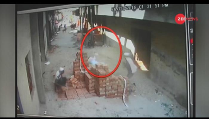 लुधियाना: प्रेमी ने की खुदकुशी तो प्रेमिका ने लगाई छत से छलांग, CCTV में कैद हुई घटना लुधियाना: प्रेमी ने की खुदकुशी तो प्रेमिका ने लगाई छत से छलांग, CCTV में कैद हुई घटना