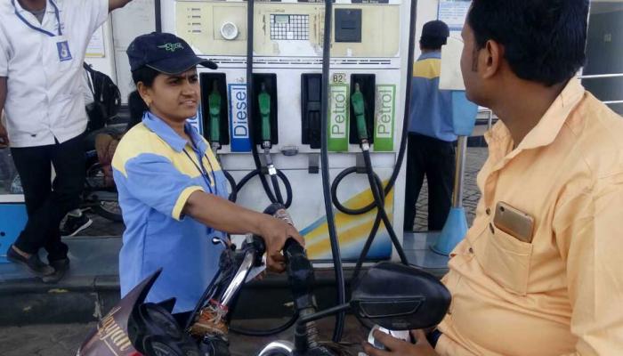 अंतरराष्ट्रीय महिला दिवस: अपने बच्चों को पढ़ाने के लिए पेट्रोल पंप पर काम करती है यह महिला अंतरराष्ट्रीय महिला दिवस: अपने बच्चों को पढ़ाने के लिए पेट्रोल पंप पर काम करती है यह महिला