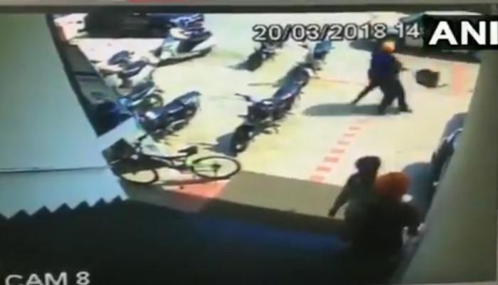 VIDEO : लुधियाना में दिनदहाड़े बैंक के सामने हुई 18 लाख की लूट VIDEO : लुधियाना में दिनदहाड़े बैंक के सामने हुई 18 लाख की लूट