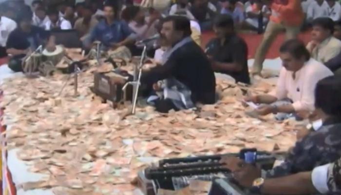 Video: कांग्रेस विधायक ने गायक पर की नोटों की बरसात, विवादों से रहा है इनका पुराना नाता Video: कांग्रेस विधायक ने गायक पर की नोटों की बरसात, विवादों से रहा है इनका पुराना नाता