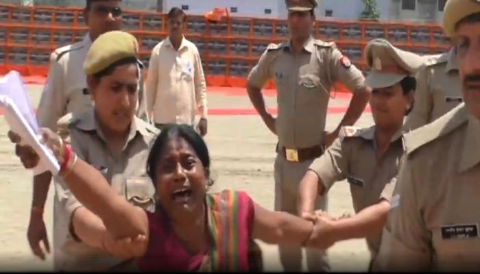 VIDEO: सीएम योगी की सभा में BJP विधायक की शिकायत लेकर पहुंची महिला, देखिए आगे क्या हुआ? VIDEO: सीएम योगी की सभा में BJP विधायक की शिकायत लेकर पहुंची महिला, देखिए आगे क्या हुआ?