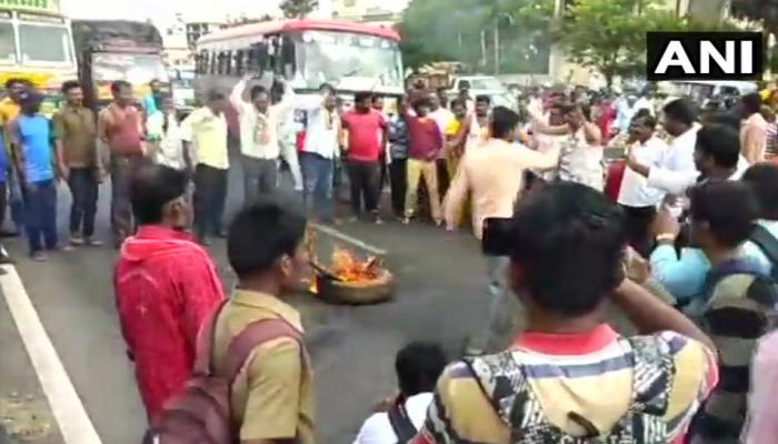 VIDEO : कर्नाटक में टिकट ना मिलने से नाराज कांग्रेसियों ने किया हंगामा, पार्टी दफ्तरों में तोड़फोड़ VIDEO : कर्नाटक में टिकट ना मिलने से नाराज कांग्रेसियों ने किया हंगामा, पार्टी दफ्तरों में तोड़फोड़