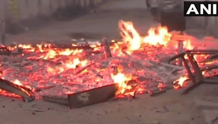 चंदौली: छात्रा की मौत पर स्टूडेंट्स का हंगामा, वाहनों में लगाई आग, पुलिस का लाठीचार्ज चंदौली: छात्रा की मौत पर स्टूडेंट्स का हंगामा, वाहनों में लगाई आग, पुलिस का लाठीचार्ज