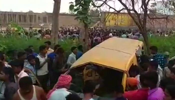 यूपी के कुशीनगर में मानवरहित रेलवे क्रॉसिंग पर ट्रेन से टकराई स्कूल वैन, 13 बच्चों की मौत यूपी के कुशीनगर में मानवरहित रेलवे क्रॉसिंग पर ट्रेन से टकराई स्कूल वैन, 13 बच्चों की मौत