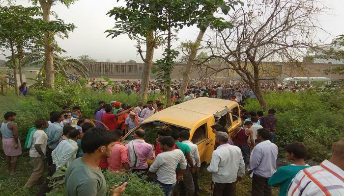 कुशीनगर हादसा: ड्राइवर ने नहीं लगाया होता ईयरफोन, तो शायद बच जाती 13 मासूमों की जान कुशीनगर हादसा: ड्राइवर ने नहीं लगाया होता ईयरफोन, तो शायद बच जाती 13 मासूमों की जान