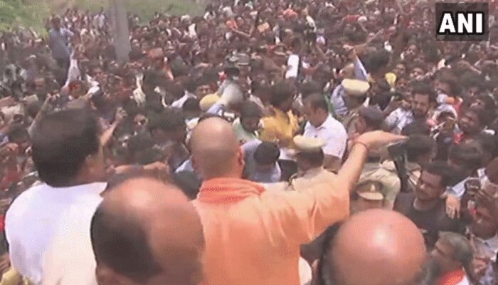 कुशीनगर हादसा: गुस्साए लोगों ने रेलवे ट्रैक पर लगा दिया जाम तो CM योगी ने संभाला मोर्चा कुशीनगर हादसा: गुस्साए लोगों ने रेलवे ट्रैक पर लगा दिया जाम तो CM योगी ने संभाला मोर्चा