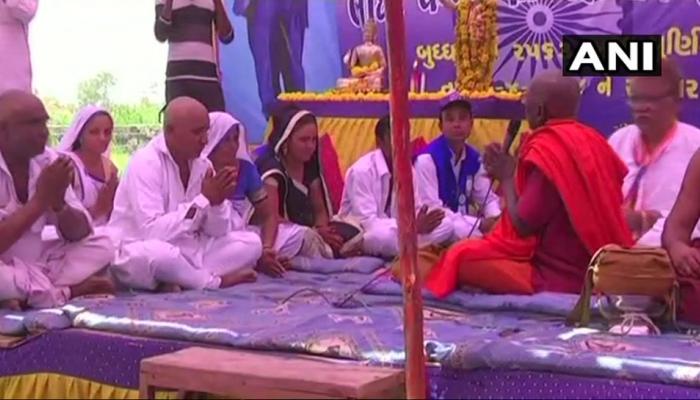 गुजरात: ऊना के पीड़ित दलितों ने अपनाया बौद्ध धर्म, कहा - हिंदुओं के भेदभाव से हमें पीड़ा होती है गुजरात: ऊना के पीड़ित दलितों ने अपनाया बौद्ध धर्म, कहा - हिंदुओं के भेदभाव से हमें पीड़ा होती है