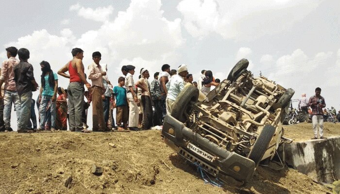 देवास: सड़क हादसे में तेज रफ्तार बोलेरो पलटने से चार की मौत, सात घायल देवास: सड़क हादसे में तेज रफ्तार बोलेरो पलटने से चार की मौत, सात घायल