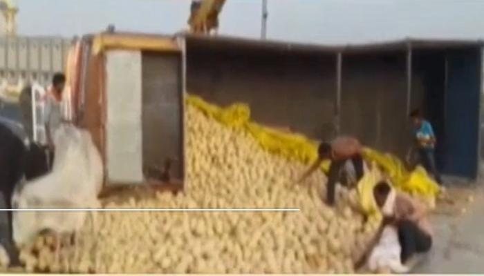VIDEO : सड़क हादसे में घायल तड़पते रहे और लोग खरबूजे लूटते रहे VIDEO : सड़क हादसे में घायल तड़पते रहे और लोग खरबूजे लूटते रहे