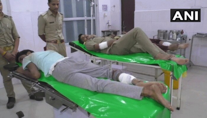 इटावा: मुठभेड़ में 25-25 हजार के दो इनामी बदमाश गिरफ्तार, एक पुलिसकर्मी घायल इटावा: मुठभेड़ में 25-25 हजार के दो इनामी बदमाश गिरफ्तार, एक पुलिसकर्मी घायल