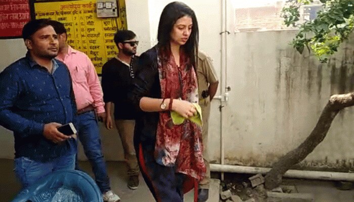 मोहम्मद शमी के घर रहने के लिए बेटी को लेकर पहुंचीं पत्नी हसीन जहां मोहम्मद शमी के घर रहने के लिए बेटी को लेकर पहुंचीं पत्नी हसीन जहां