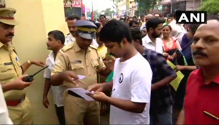 NEET EXAM में ऐसी सख्ती, छात्रों को जींस की जगह लोअर पहनाया, कान से उतरवा दीं बाली NEET EXAM में ऐसी सख्ती, छात्रों को जींस की जगह लोअर पहनाया, कान से उतरवा दीं बाली