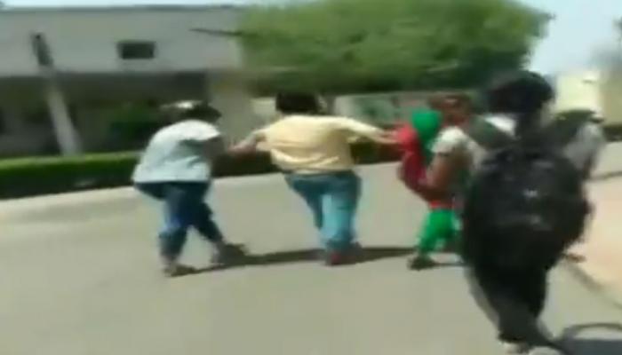 VIDEO: छात्राओं को अश्लील SMS करता था प्रोफेसर, घसीटते हुए पीटा VIDEO: छात्राओं को अश्लील SMS करता था प्रोफेसर, घसीटते हुए पीटा