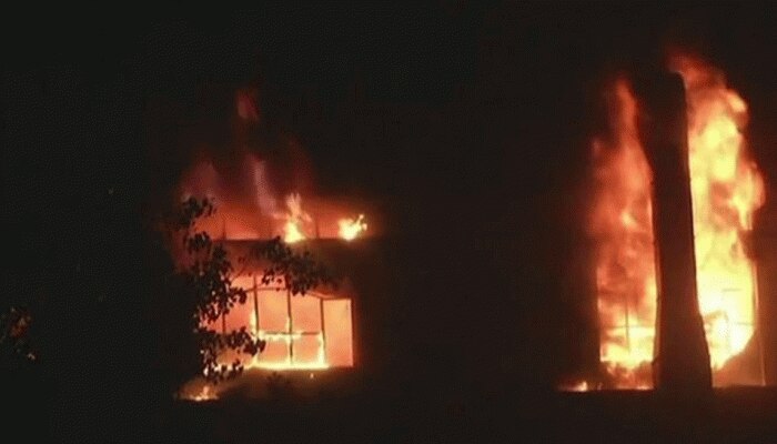 गाजीपुर में आग से 70 घर जलकर राख, सभी सड़कों पर आए गाजीपुर में आग से 70 घर जलकर राख, सभी सड़कों पर आए