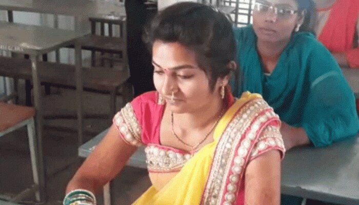 मप्र: विदाई से पहले दुल्हन ने दी बीएससी की परीक्षा, 3 घंटे दूल्हा करता रहा इंतजार मप्र: विदाई से पहले दुल्हन ने दी बीएससी की परीक्षा, 3 घंटे दूल्हा करता रहा इंतजार