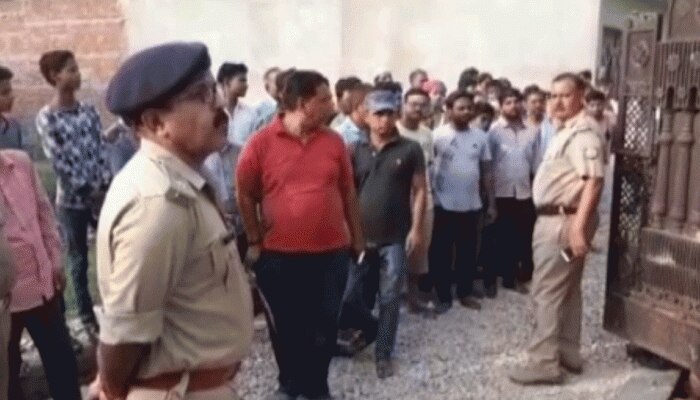 इटावा में युवक की निर्मम हत्या, पेड़ से लटका मिला सिर, मकान से मिला धड़ इटावा में युवक की निर्मम हत्या, पेड़ से लटका मिला सिर, मकान से मिला धड़