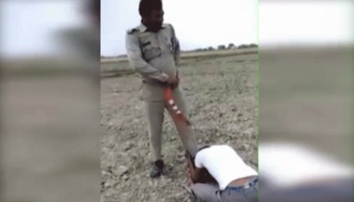 खाकी की गुंडागर्दी, सिपाही ने युवक से कहा- 'पैरों पर नाक रगड़ों, तब तुझे छोड़ेंगे' खाकी की गुंडागर्दी, सिपाही ने युवक से कहा- 'पैरों पर नाक रगड़ों, तब तुझे छोड़ेंगे'