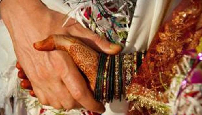 छत्तीसगढ़: प्रेम विवाह करने पर लगा 1 लाख का जुर्माना, दर्ज हुआ केस छत्तीसगढ़: प्रेम विवाह करने पर लगा 1 लाख का जुर्माना, दर्ज हुआ केस