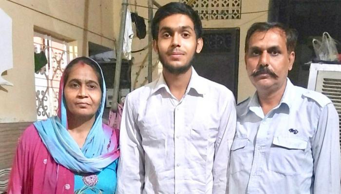 CBSE Result 2018: बस ड्राइवर के बेटे ने 97% के साथ किया टॉप, मैथ्स में मिले हैं 100/100 अंक CBSE Result 2018: बस ड्राइवर के बेटे ने 97% के साथ किया टॉप, मैथ्स में मिले हैं 100/100 अंक
