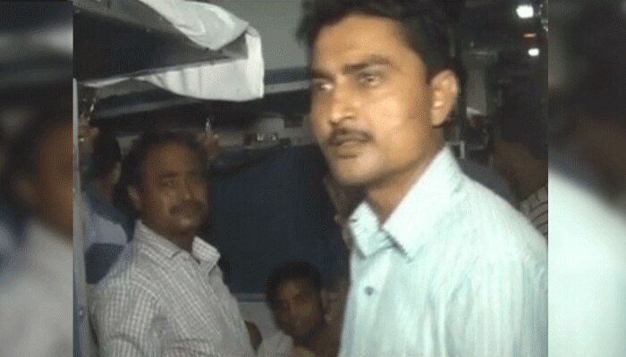 चंदौली : ट्रेन का हुआ AC खराब तो यात्रियों ने चेन खींचकर रोक दी गाड़ी, किया हंगामा चंदौली : ट्रेन का हुआ AC खराब तो यात्रियों ने चेन खींचकर रोक दी गाड़ी, किया हंगामा
