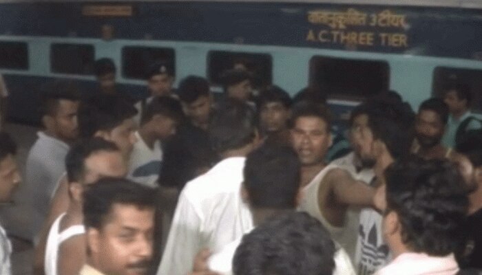 चंदौली: ट्रेन का एसी खराब, यात्रियों ने ट्रेन रोककर किया जमकर हंगामा चंदौली: ट्रेन का एसी खराब, यात्रियों ने ट्रेन रोककर किया जमकर हंगामा