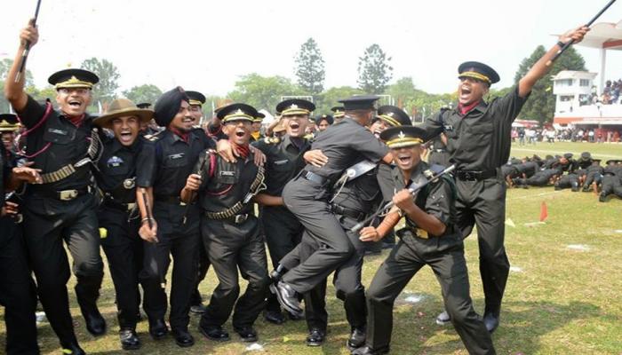 दुश्मनों के छक्के छुड़ाएंगे ये 457 नए जवान, फूलों की बारिश कर इंडियन आर्मी ने किया वेलकम दुश्मनों के छक्के छुड़ाएंगे ये 457 नए जवान, फूलों की बारिश कर इंडियन आर्मी ने किया वेलकम