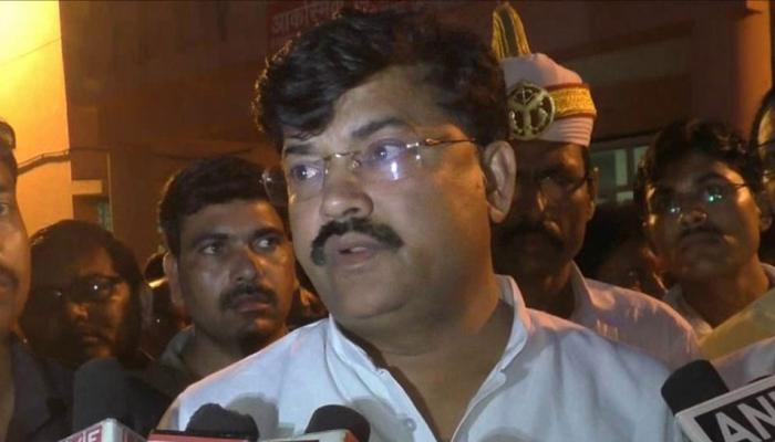 VIDEO : अधिकारी पर भड़के योगी के मंत्री, कहा- अगर गड़बड़ी मिली तो उल्टा लटका देंगे VIDEO : अधिकारी पर भड़के योगी के मंत्री, कहा- अगर गड़बड़ी मिली तो उल्टा लटका देंगे
