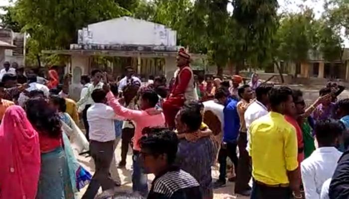 गुजरात: घोड़ी पर बैठा दलित दूल्हा तो रोकी गई बारात, जिग्नेश ने साधा सरकार पर निशाना गुजरात: घोड़ी पर बैठा दलित दूल्हा तो रोकी गई बारात, जिग्नेश ने साधा सरकार पर निशाना