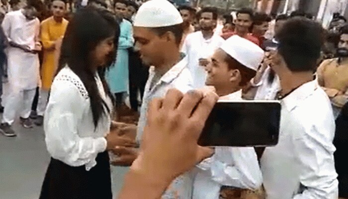 VIDEO : A girl give wishes young boys Eid with Hug | VIDEO : मुरादाबाद में  लड़की ने लड़कों को गले लगकर दी ईद की मुबारकबाद तो लग गई लाइन
